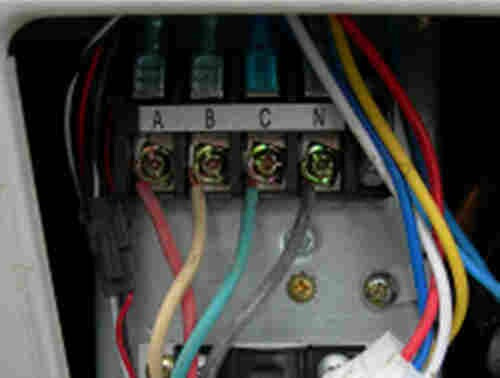 電源線未使用接線耳連接，且未無接地線