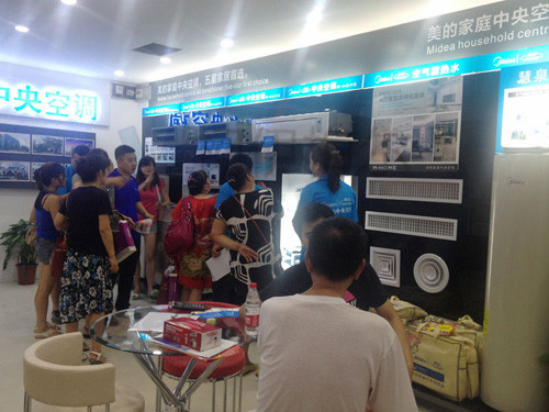 來(lái)線下體驗(yàn)店的消費(fèi)者漸漸增多